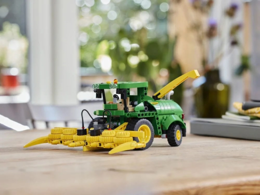 Конструктор LEGO Technic Кормозбиральний комбайн John Deere 9700 (42168) - 2