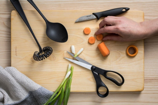 Нож для чистки овощей с подвижным лезвием Fiskars Essential 1023787 - 3